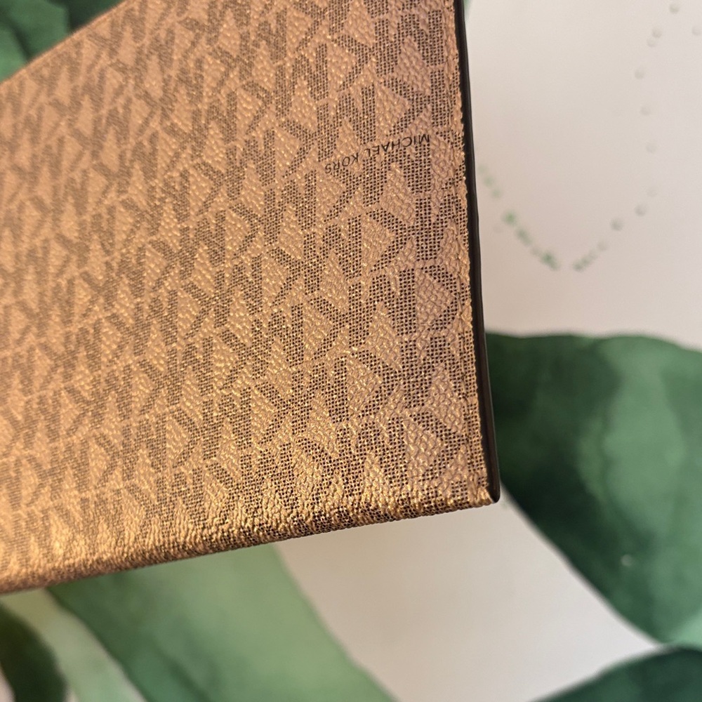 Michael Kors New Jet Set Charm Large Zip Clutch Wristlet.. $89 retail. - Picture 6 of 11